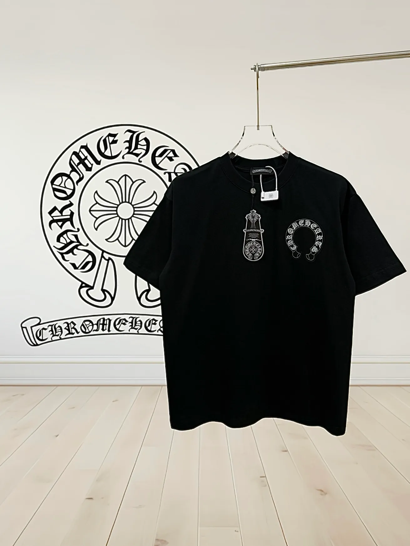 🅿️200 [High quality] Chrome hearts ss25 new first release latest short-sleeved round neck t-shirt, high-end customization, avant-garde and fashionable design! The front and rear panels of the brand logo are designed with heavy craftsmanship of burnt appliqué, ten rivets and one hundred thousand needle embroidery. High-end customized 280g fabric. Soft to the touch. Comfortable to wear. Exquisite stitching. Fine workmanship. The upper body effect is incomparably handsome! Same style for men and women, color: white, black size: S to xL